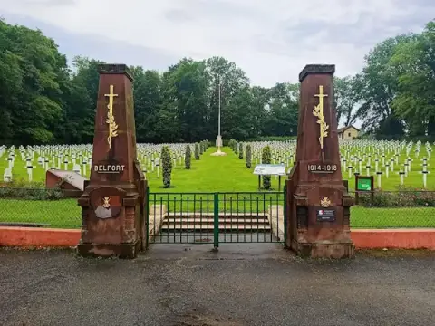 Nécropole nationale, Les Glacis du Château